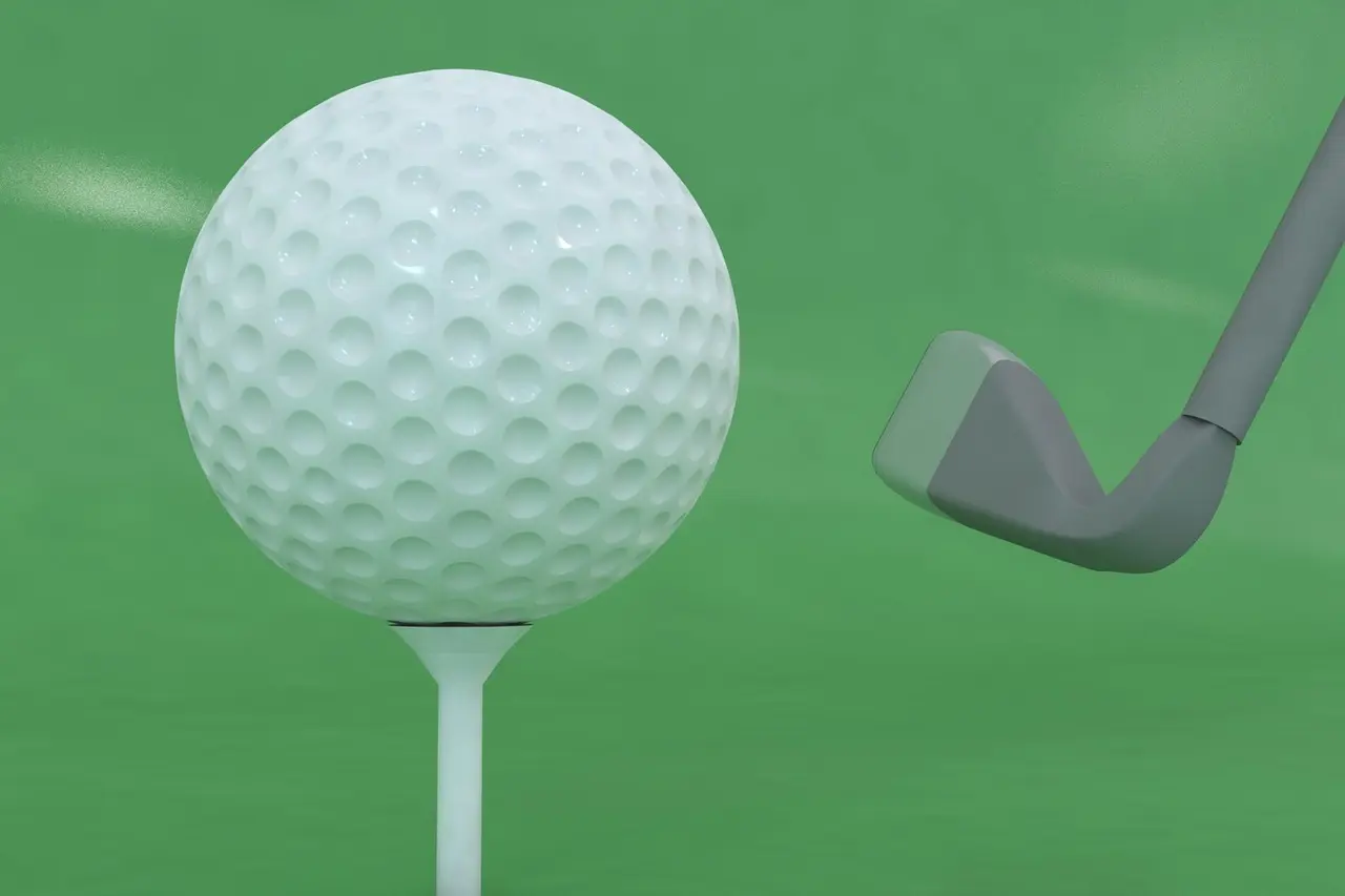 Golfbold på tee med kølle i nærheden