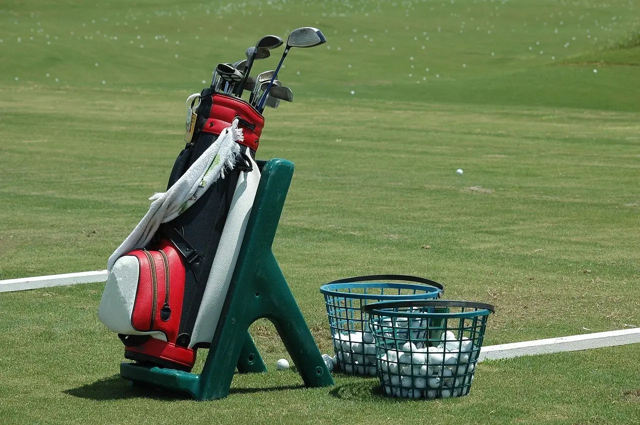 Golftaske og bolde på drivingrange