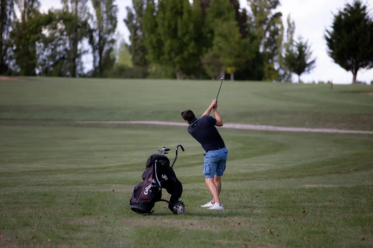 Golfspiller slår et slag på golfbane